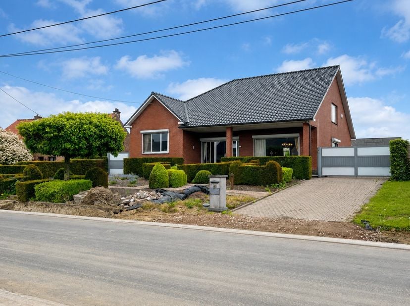 Deze verzorgde en zeer gezellige woning biedt een praktische indeling en heel wat mogelijkheden.<br />
<br />
Zo instapklaar, zonder werk aan.<br />
<