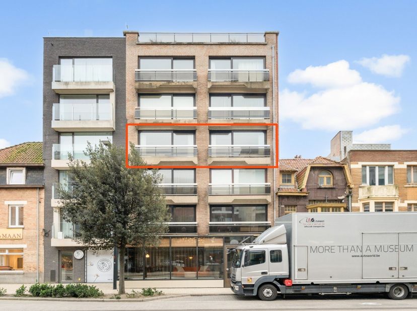 Centraal gelegen 3 slaapkamer appartement op 100 m. van de zeedijk in Oostduinkerke. Openbaar vervoer in de onmiddellijke omgeving van de Residentie.