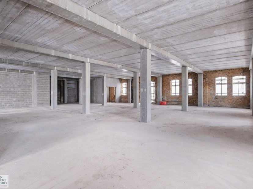 Hangar 1, een neoclassicistisch pakhuis anno 1915, wordt omgetoverd naar veelzijdige multifunctionele ruimtes. Naast het behoud van zijn architectonis