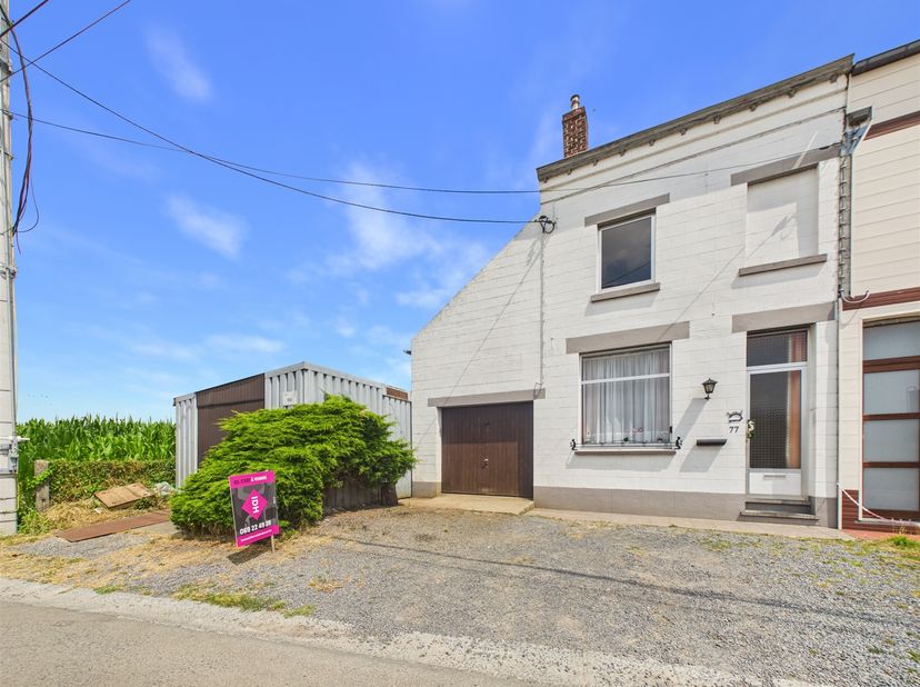 Découvrez cette maison 2 chambres située à Willemeau, bénéficiant de deux garages et de nombreuses dépendances. Le rez-de-chaussée se compose de deux