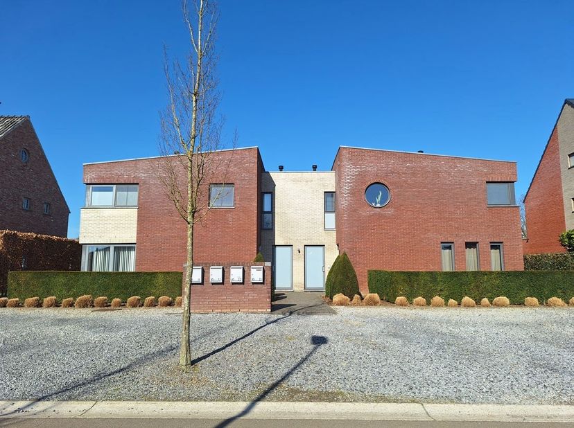 Modern gelijkvloers appartement te Lummen.<br />
<br />
Dit rustig gelegen appartement heeft twee slaapkamers, een ingerichte keuken en badkamer (met