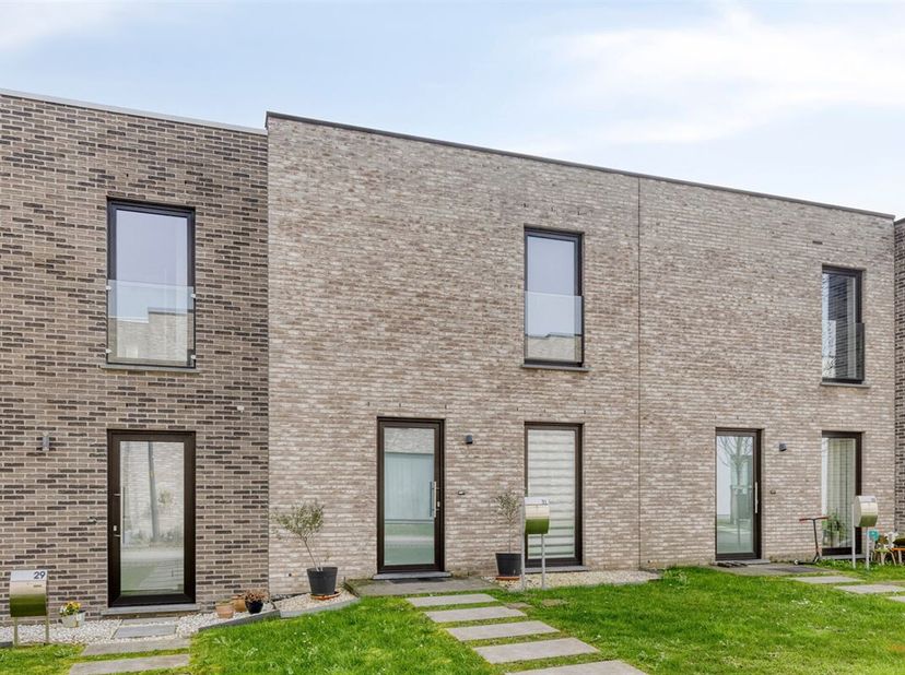 Instapklare en energiezuinige woning in een rustige woonwijk te Zwevegem<br />
In de recente en kindvriendelijke verkaveling in de Paardenbloemstraat