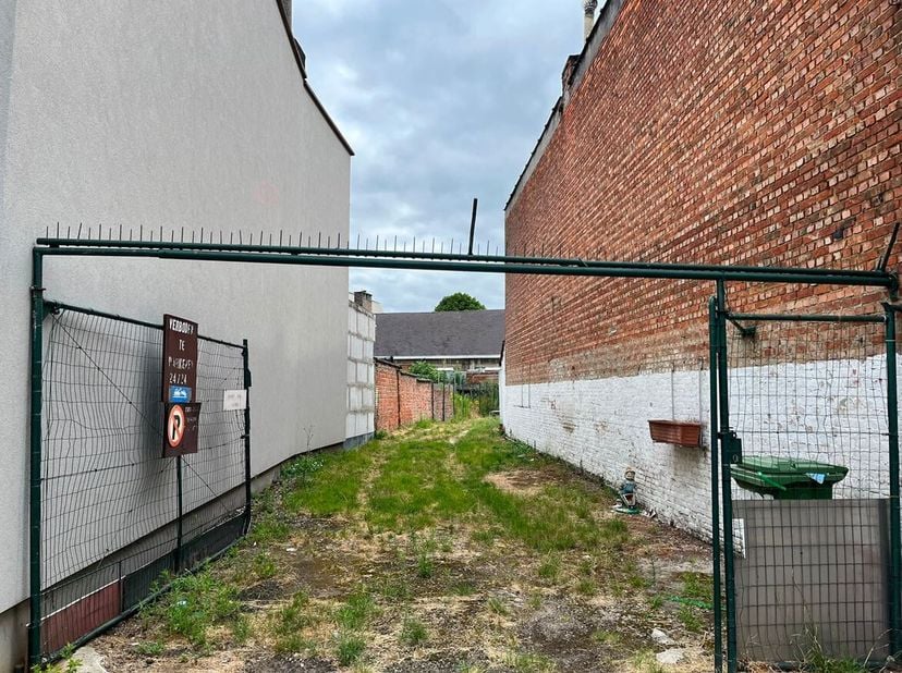 Ruime bouwgrond met 5 garageboxen in het hart van Merksem!<br />
Op zoek naar een bouwgrond met extra opbrengst potentieel? Deze ruime kavel van 250m2