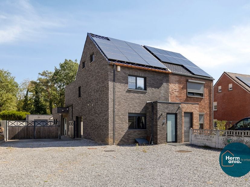 Instapklare gezinswoning met 4 slaapkamers, garage en EPC A in Genk.<br />
<br />
Op zoek naar een ruime woning waar je letterlijk je koffers kunt uit