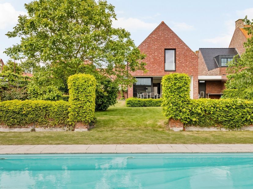 - Karaktervolle villa<br />
- Uitstekend EPC: label A!<br />
- Ideale ligging: Breulstraat 36A in Moorslede<br />
- Lichtrijke leefruimte met gezellig