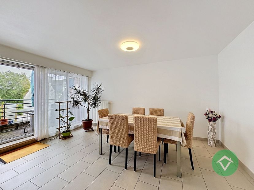 Groot instapklaar appartement met een bewoonbare oppervlakte van 125 m² gelegen in het centrum van Gistel en bestaande uit: lift - inkomhal met inbouw