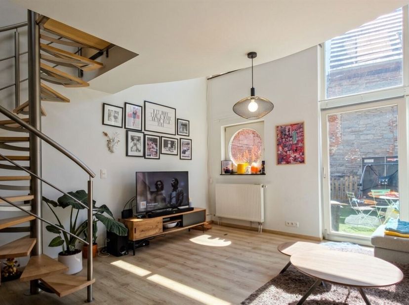 Superbe appartement 1 chambre situé en plein centre-ville de Tournai.<br />
Composition : hall dentrée donnant sur un grand et lumineux séjour avec cu