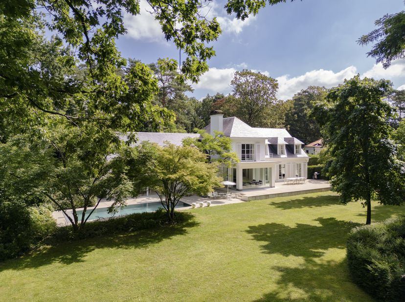 Ontworpen door architect Beeck in 1956 en gerenoveerd in 2014, bevindt deze karaktervolle villa zich op een uitzonderlijk perceel van 5.707 m² met een