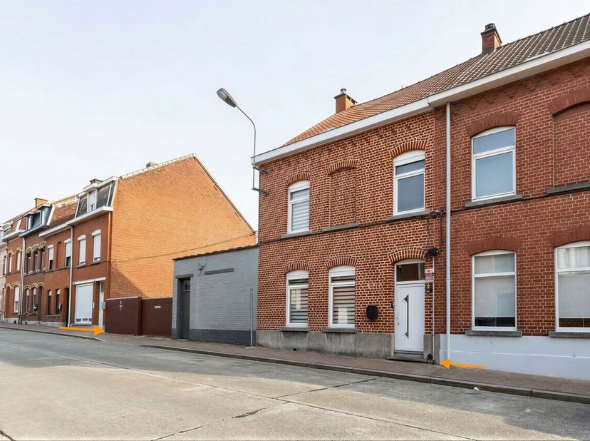 Deze interessante en veelzijdige eigendom is gelegen vlakbij het centrum alsook vlakbij de belangrijkste uitvalswegen.<br />
Deze eigendom biedt een w