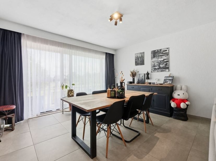 Welkom aan de Ringlaan 81 in Pelt, een aangename locatie waar rustig wonen en een uitstekende bereikbaarheid hand in hand gaan. Dankzij de centrale li