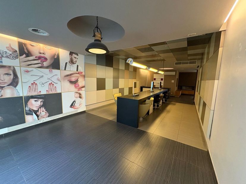 Instapklaar gelijkvloers handelspand in commerciële gaanderij te Beveren! <br />
Bent u op zoek naar een instapklaar handelspand op een goed bereikbar