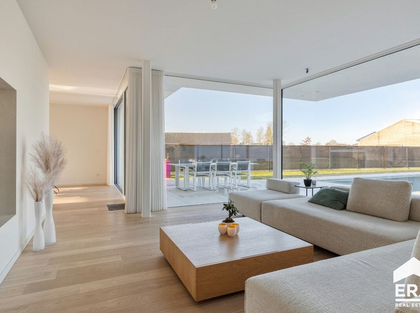 Lommel: moderne villa met openluchtzwembad, residentieel gelegen in het centrum.Bijzonderheden: Recente villa met hoogwaardige afwerkingRuime leefruim