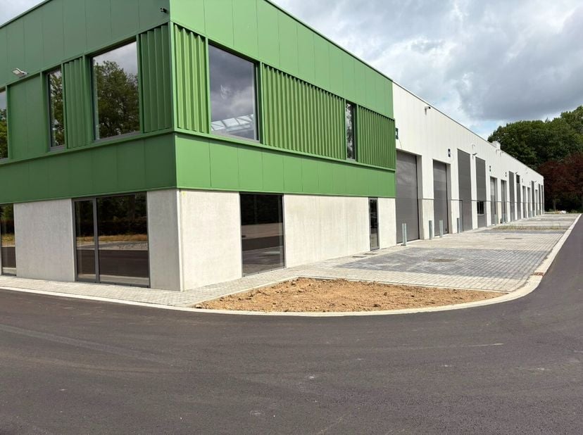 Multifunctionele nieuwe bedrijfshal met parkeergelegenheid en een zeer goede ligging in Kortessem, Hasselt.Voor meer info ga naar https://www.era.be/n