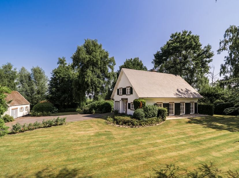 Quares - TREVI Groep presenteert :<br />
Charmante villa op riant perceel <br />
Deze charmante villa werd gebouwd in 1966 en beschikt over zeer veel