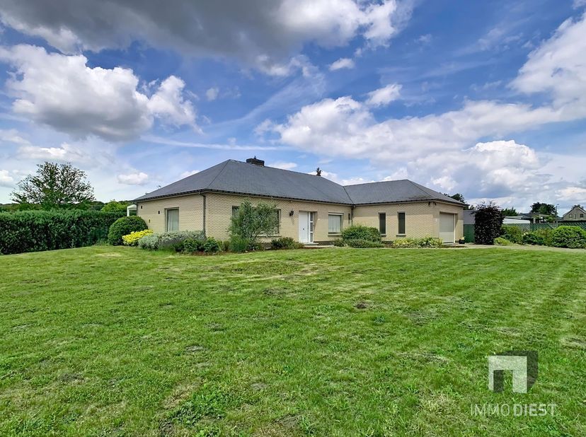 Ontdek deze gelijkvloerse woning (1971) met bewoonbare opp 220m² op een terrein van ca 39are in Deurne bij Diest!<br />
<br />
Ben jij op zoek naar