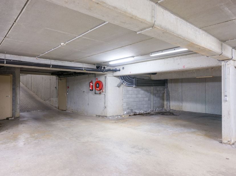 In de kelderverdieping in residentie DE Speybeek bevindt zich deze staanplaats. <br />
<br />
De staanplaats wordt verkocht onder BTW. 