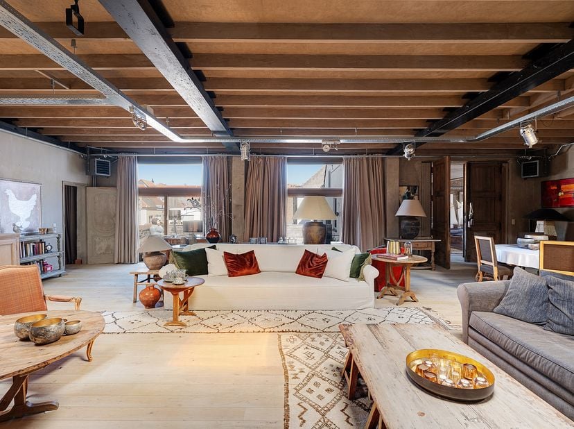 Deze loft van 324 m² in een voormalige fabriek in Heist is ontstaan uit de samenvoeging van twee loften. Dat verklaart het uitzonderlijke volume en ge