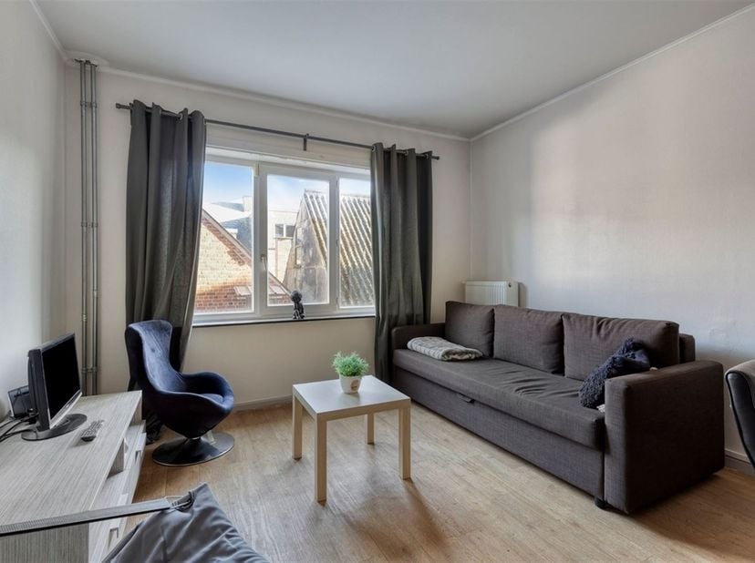Immeuble commercial avec habitation à la gare d'Audenarde.<br />
Ce bien se compose, d'une part, d'un local commercial abritant une sandwicherie bien