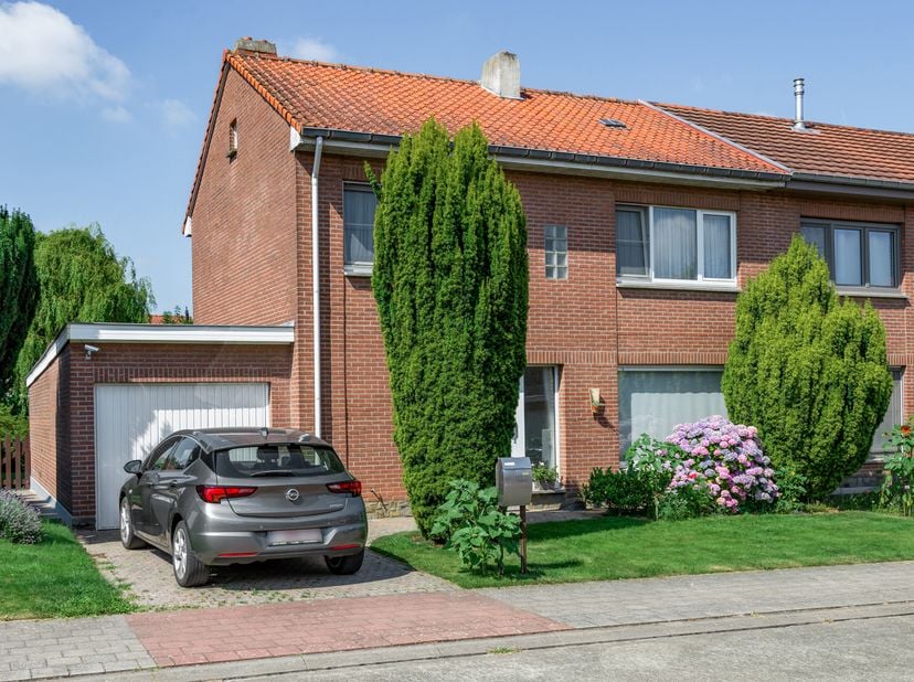 Maison 3-façades bien entretenue, idéalement située dans un quartier très calme à distance de marche du centre de Sterrebeek.<br />
Rez-de-chaussée :
