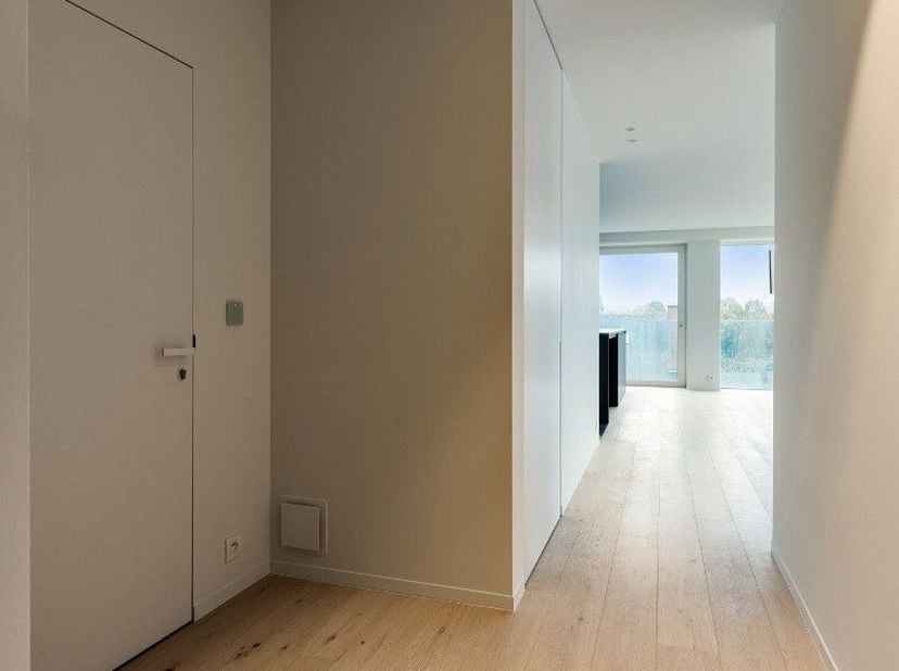Dans la Holstraat, à distance de marche du centre de Waregem, se trouve cet appartement exclusif avec une vue unique sur le château de Potegem. Cet em