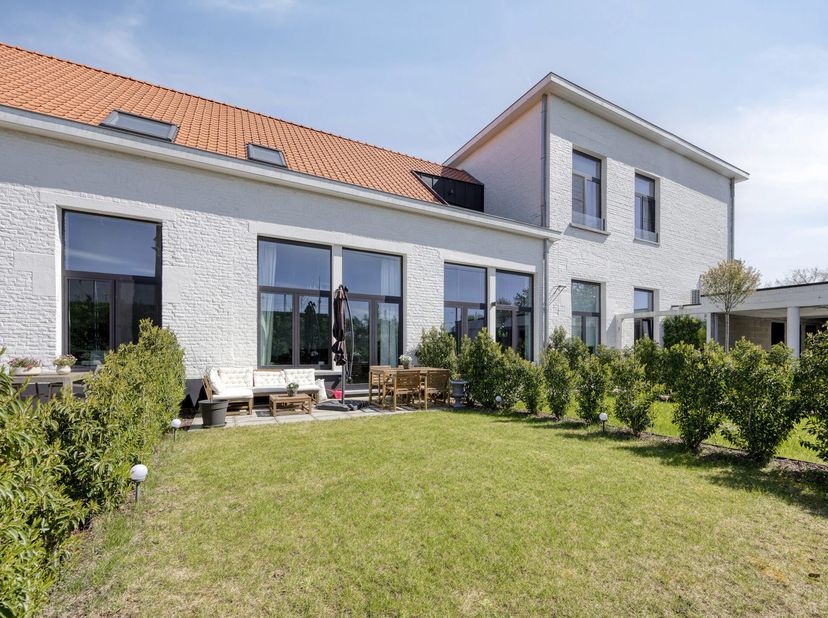 Immo Pické biedt u dit uiterst gunstig gelegen duplex appartement (gelijkvloers + 1e verdieping) aan in centrum Sint-Pieters-Leeuw, gelegen in de nabi