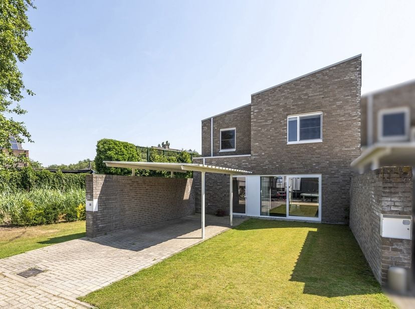 Uiterst rustig gelegen, instapklare, recente (bouwjaar 2010) en energiezuinige eengezinswoning met 3 slaapkamers, carport en mooie zonnetuin (met tuin