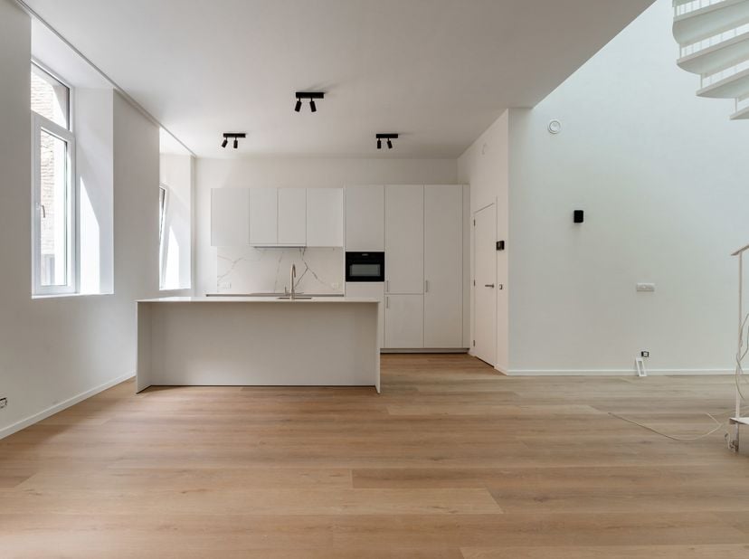 BRUXELLES, idéalement situé entre la place de la Monnaie et la place des Martyrs. Magnifique APPARTEMENT (3ch/3sdd) TRIPLEX neuf de standing d'une sup