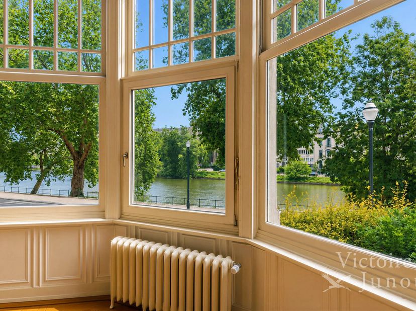 Gelegen in de zeer gewilde wijk van de Ixelles-meertjes, elegant herenhuis, gebouwd door architect Ernest Delune, met een oppervlakte van ± 520 m² bru