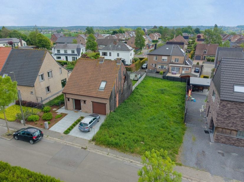 Immo Pické biedt U dit residentieel gelegen perceel bouwgrond aan (in deelgemeente Lembeek) met een oppervlakte van 3a 69ca voor de bouw van een halfo