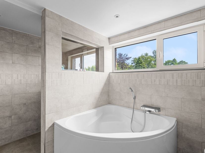 Bent u op zoek naar de perfecte synergie tussen luxueus, modern wonen en absolute ruimte? Zoek niet verder. Dit exclusieve eigendom in Sint-Amandsberg