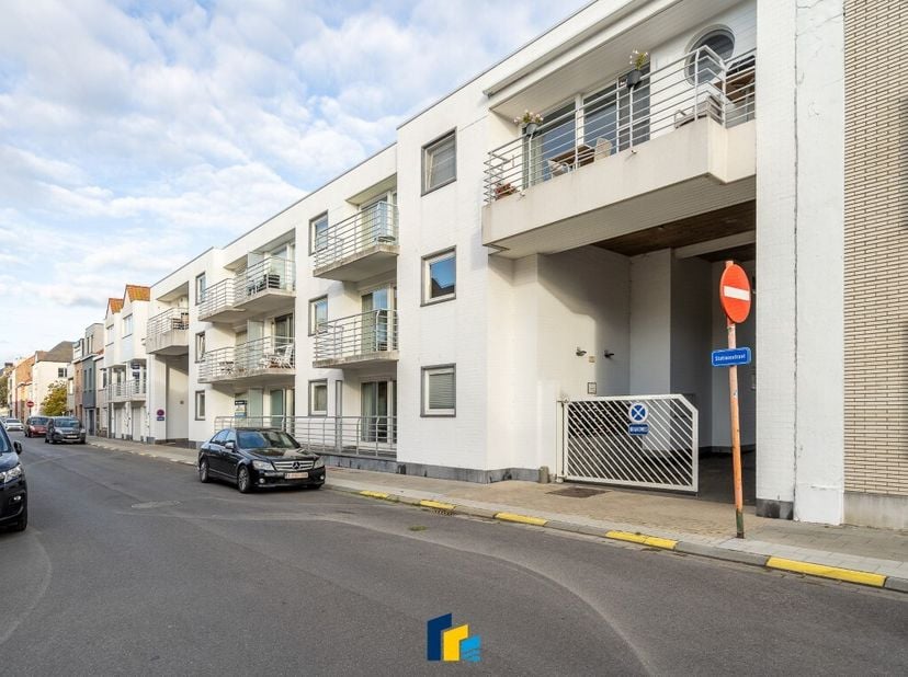 In het hart van de woonkern bieden wij een ruime dubbele parkeerplaats aan, gelegen in het recente en verzorgde complex Seagarden Village. Deze inpand