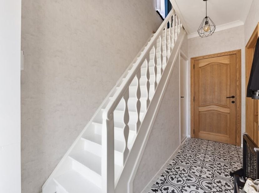 Deze charmante open bebouwing is rustig gelegen aan de Kruiskapelstraat 17 in Sint-Truiden, een aangename locatie waar u geniet van de rust van een re