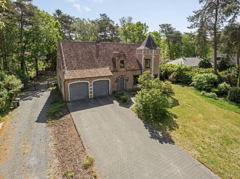De ruime woonkamer (55m²) beschikt over een gezellige houtkachel en geeft toegang tot de keuken (20m²). Deze is voorzien van dubbele spoelbak, elektri