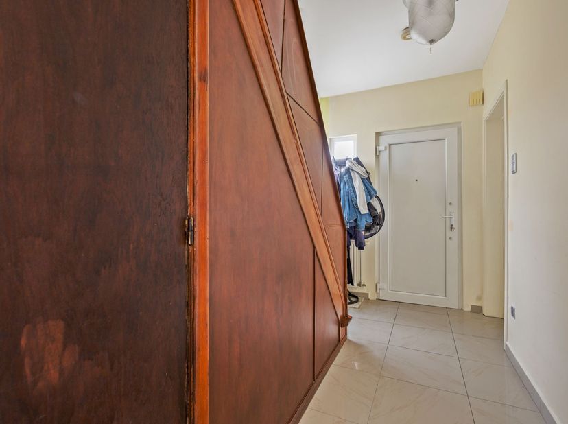 Gezinswoning met 3 slaapkamers en inpandige garage op een gunstige locatie <br />
<br />
Deze charmante woning van 173m² bevindt zich op een perceel