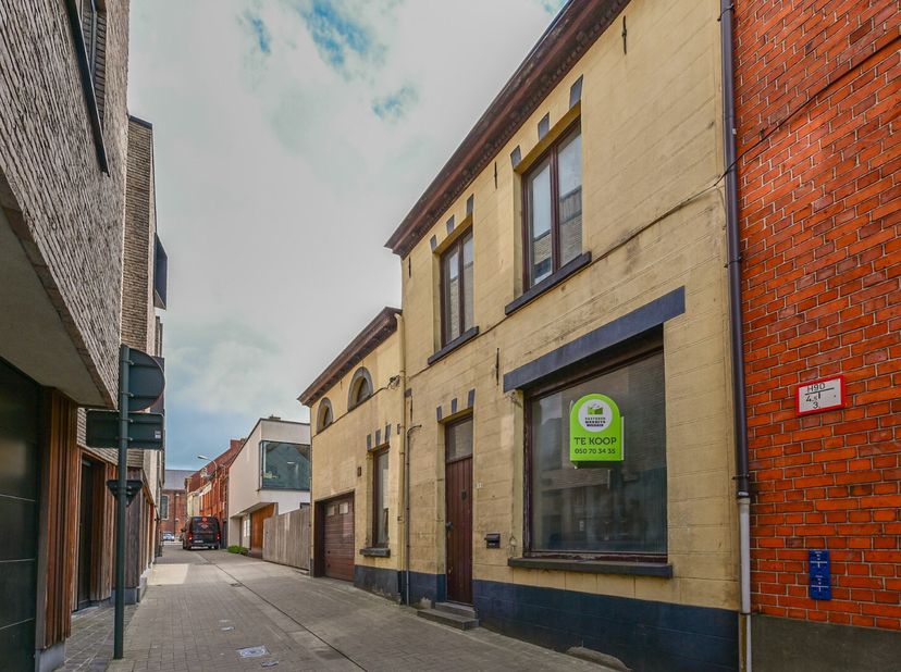 Deze karaktervolle woning uit 1910 is centraal gelegen in het centrum van Oedelem en biedt veel potentieel voor wie op zoek is naar een renovatieproje