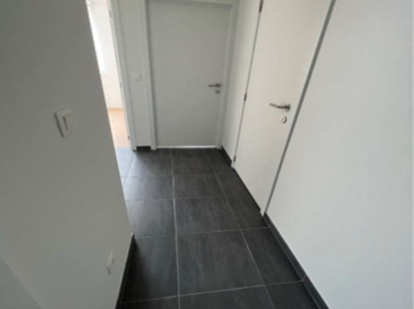 Ontdek dit lichtrijke tweeslaapkamerappartement aan de Kempische Steenweg in Hasselt. De praktische indeling en de aangename leefruimtes maken het een