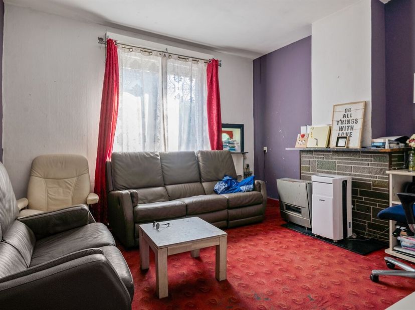 Ben je op zoek naar een renovatieproject waar je volledig je eigen stempel op kan drukken? Dan biedt deze woning een unieke kans.<br />
Bij het betred