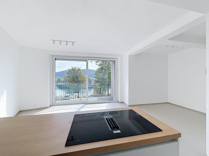 Ne manquez pas ce bel appartement neuf situé au 1er étage avec vue sur l'Ourthe (mais néanmoins en zone non inondable). Il se compose d'un beau séjour
