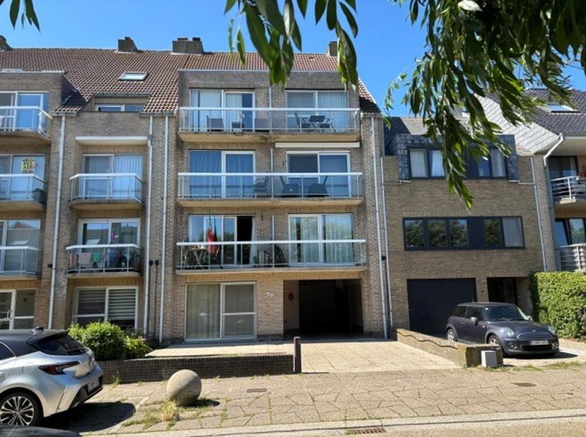 Découvrez ce garage pratique situé dans la résidence De Golven, dans la Duinhelmstraat à Ostende-Mariakerke. Grâce à sa situation centrale, à proximit