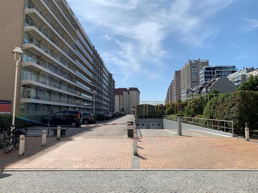 Box de garage idéalement situé dans le complexe souterrain De Lijn, bénéficiant d'un emplacement central à quelques pas de la digue, de la plage et de