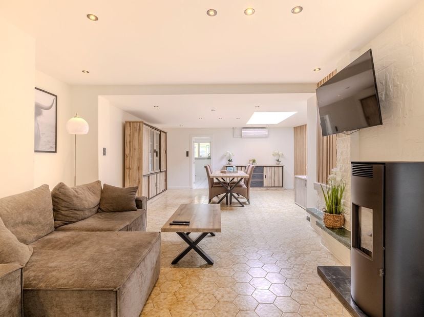 Grotendeels gerenoveerde woning met 3 slaapkamers , tuin en dubbele garage !&amp;nbsp;<br />
<br />
Indeling : Inkomhal , slaapkamer of bureau , woonkamer