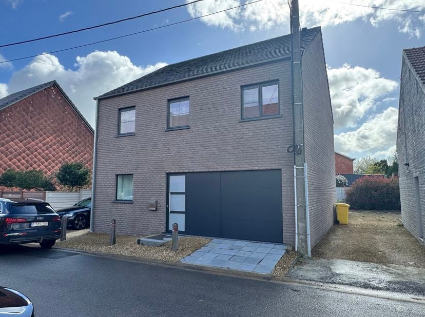Uitstekend gelegen recente woning gelegen in een doodlopende straat!<br />
Je komt de woning binnen in de inkomhal met apart toilet. De leefruimte is