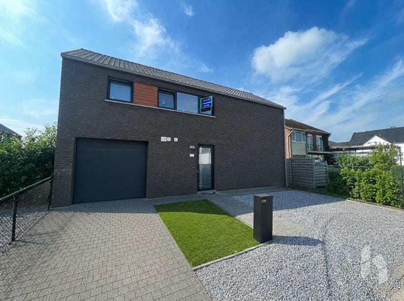 Mooie woning ( 172 m² ) met 3 slaapkamers, een tuin en inpandige garage!<br />
BIJZONDERHEDEN:<br />
- Beschikbaar vanaf 01/09/2026;<br />
- airco in