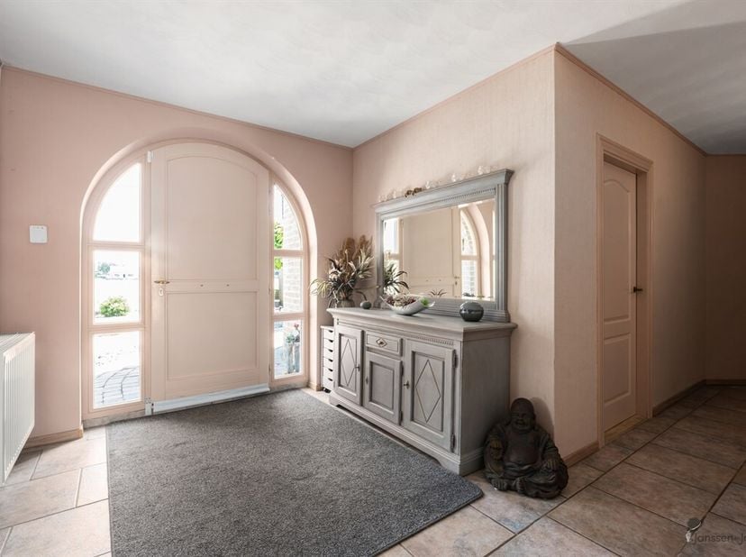 Bent u op zoek naar een stijlvolle, gelijkvloerse woning waar rust, privacy en wooncomfort centraal staan? Dan zal deze charmante Spaanse villa u onge