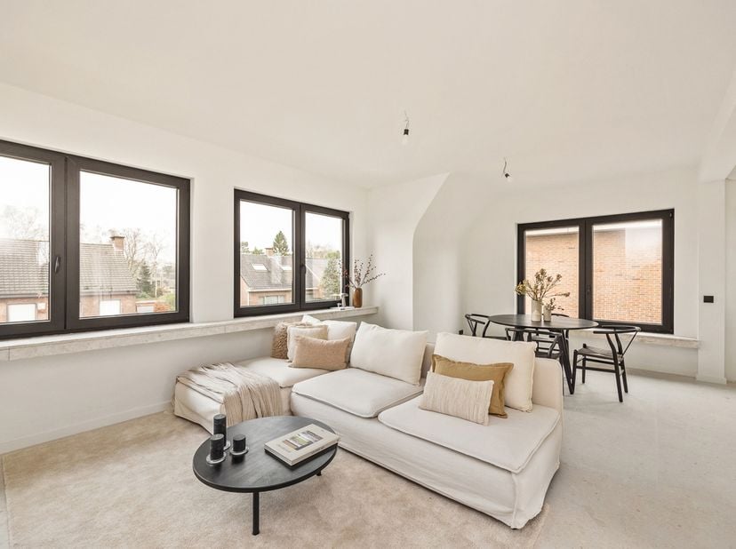 Knap, volledig vernieuwd dakappartement (EPC A) met hoogwaardige afwerking, tuin én garagebox op een rustige, groene toplocatie in Brasschaat.<br />
L
