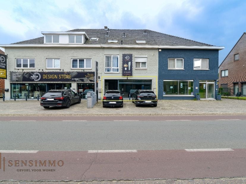 Op zoek naar de perfecte locatie voor uw winkel of bedrijf? Stap binnen in de wereld van mogelijkheden met onze schitterende commerciële winkelruimte