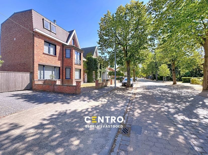 Benaderende OPPERVLAKTEN:<br />
Constructie - bewoonbare oppervlakten<br />
Woning: 258 m²<br />
Kantoor: 124 m²<br />
Magazijn: 630 m²<br />
<br />
G