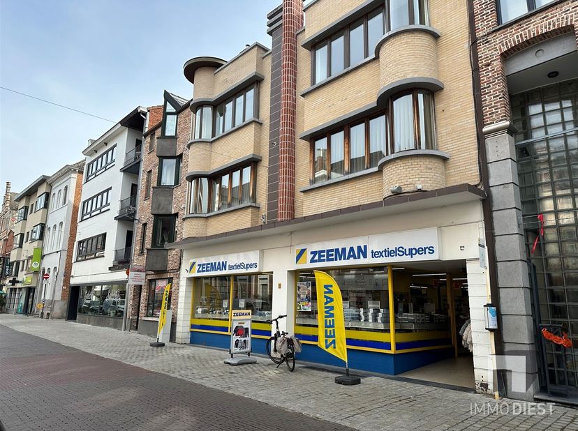 Opbrengstpand in het centrum van Diest. Met ondertekende huurhernieuwing door Zeeman vanaf 1/08/2026 voor een periode van 9 jaar, en dit al voor de 3d
