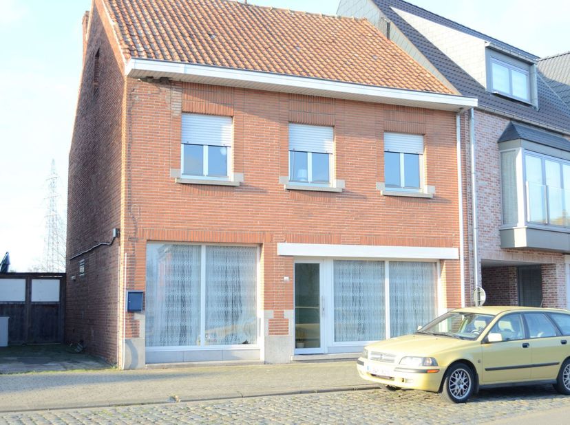 Deze ruime driegevelwoning met tuin en parking, staat op een terrein van 562 m². <br />
Vanaf het terras kijk je over de tuin naar de achterliggende v