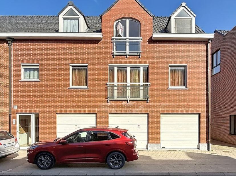 Dit prachtige appartement, gelegen op de markt van Langemark, biedt een ideale combinatie van ruimte en ligging.<br />
Inclusief garage!<br />
<br />